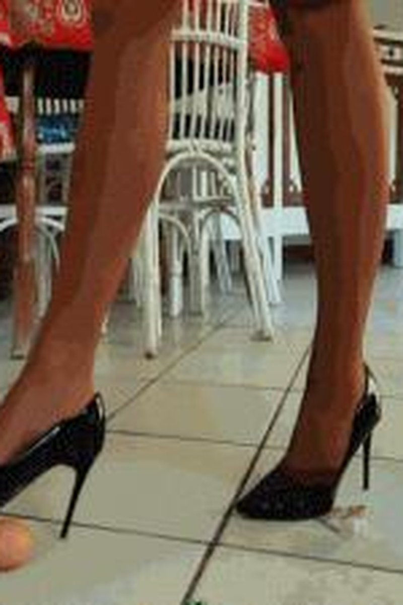 Inconspicuous Squeezing - Screenshot 1 of 4 - Blonde Hair (Female)