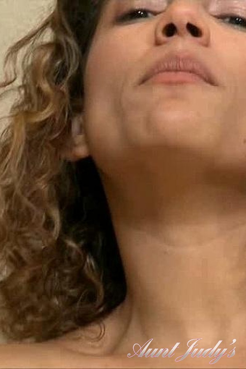 Sofie Taylor Masturbates - Screenshot 1 of 4 - Masturbation