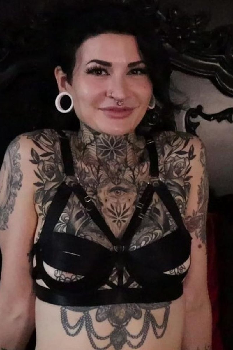 Holly Hell - Screenshot 1 of 4 - Babes