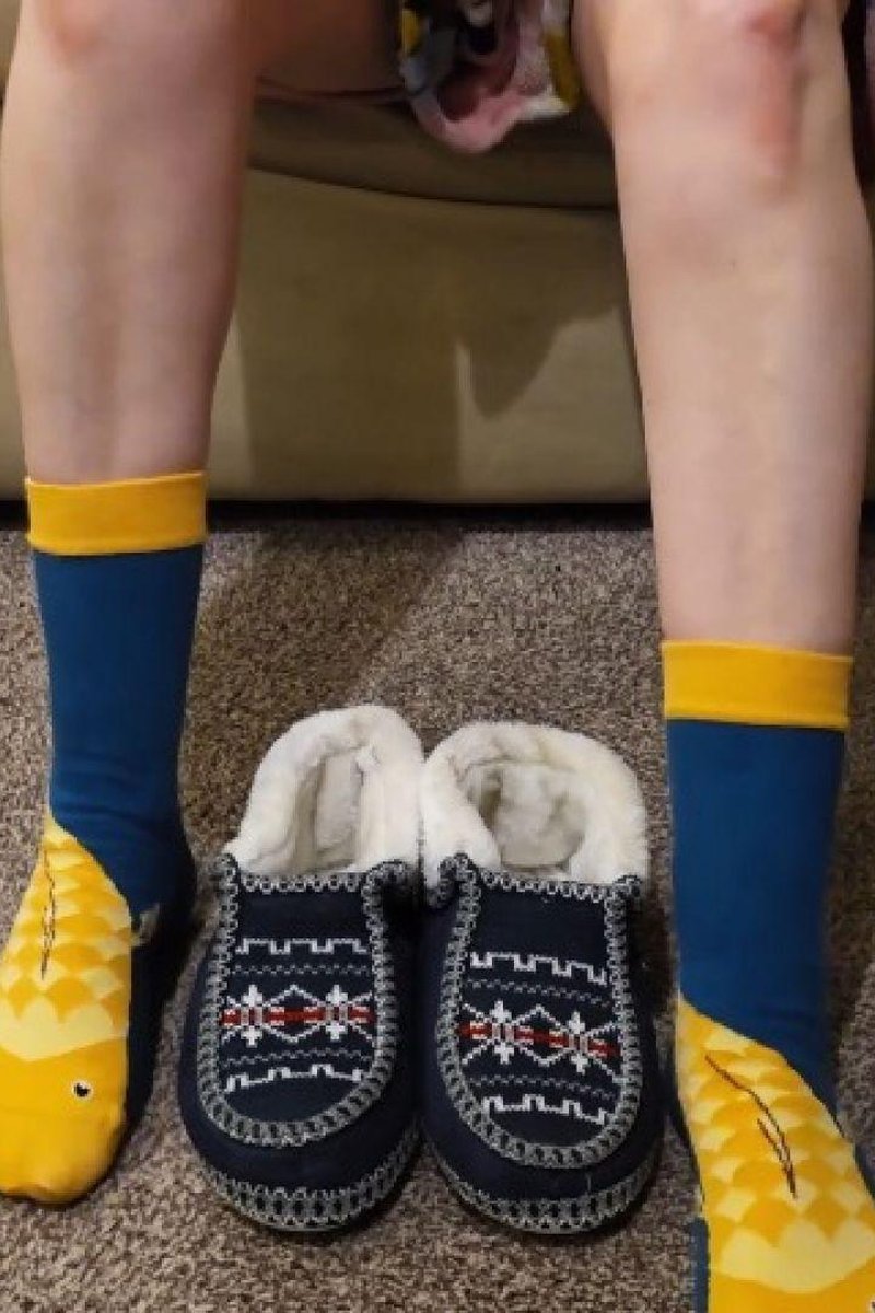 Slipper Dangling Tease - Screenshot 1 of 4 - Dangling