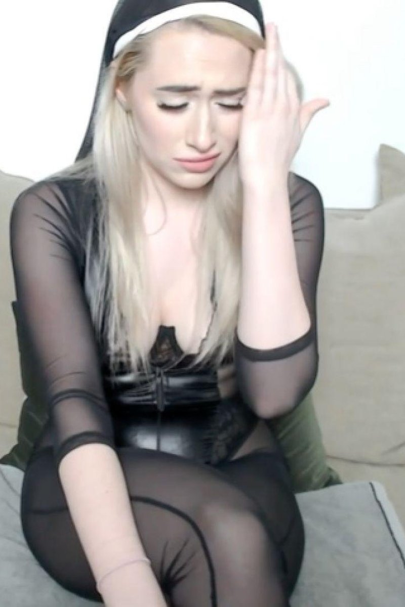 Her Graciousness - Screenshot 1 of 4 - Ass Fetish