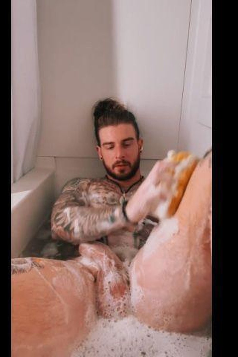 Bath Time - Screenshot 1 of 4 - Big Dick