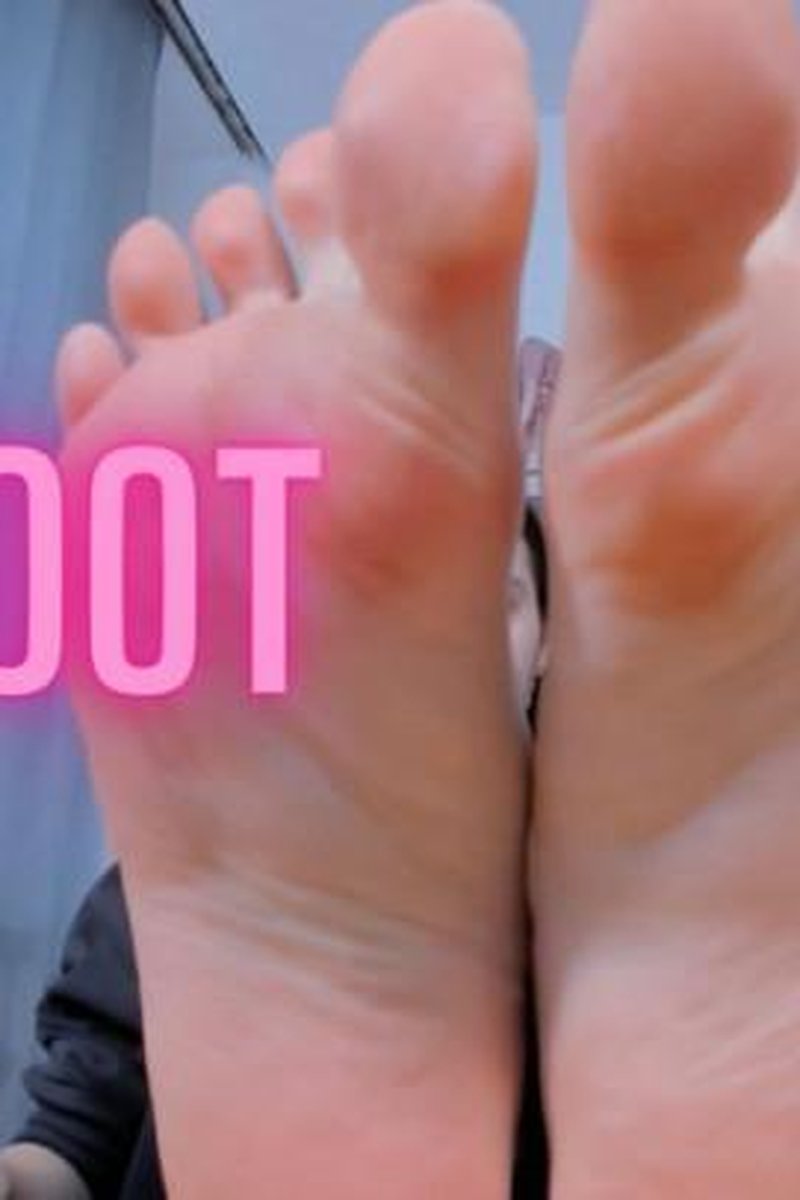 Barefoot Teasing - Screenshot 1 of 4 - Foot Fetish