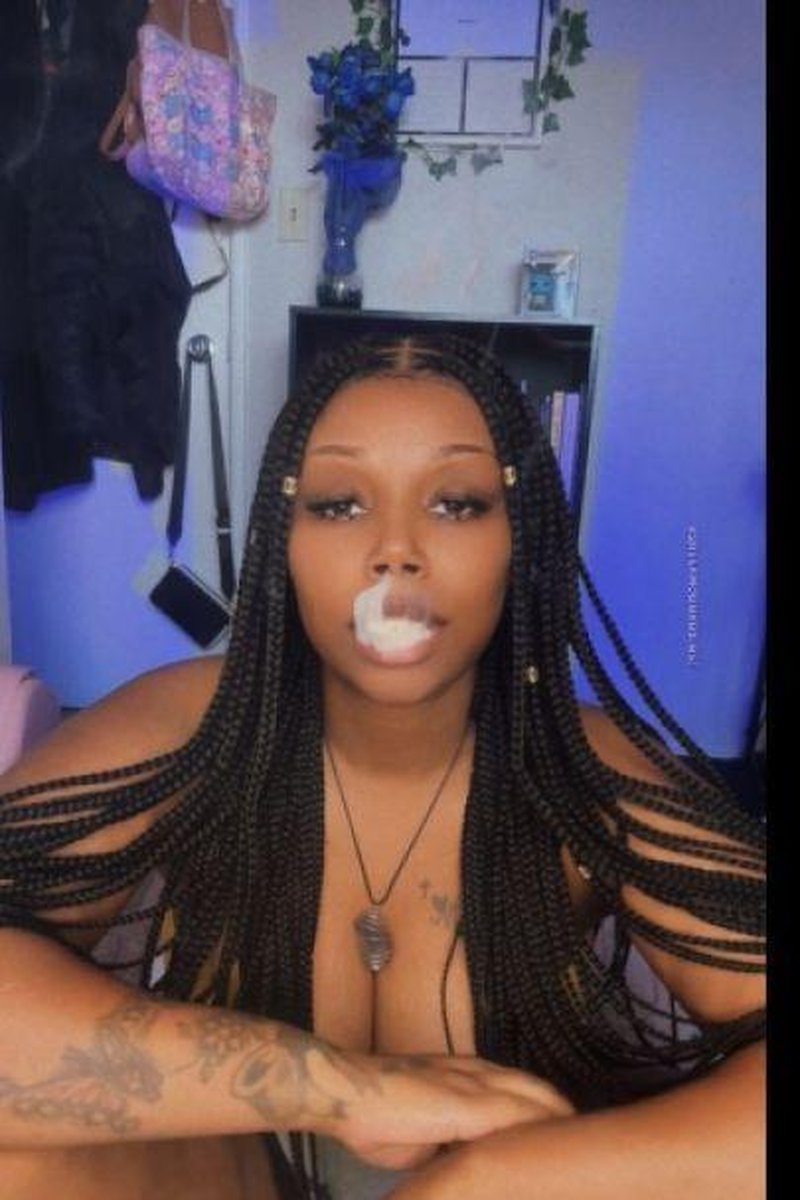 Smoking Goddess - Screenshot 1 of 4 - Black