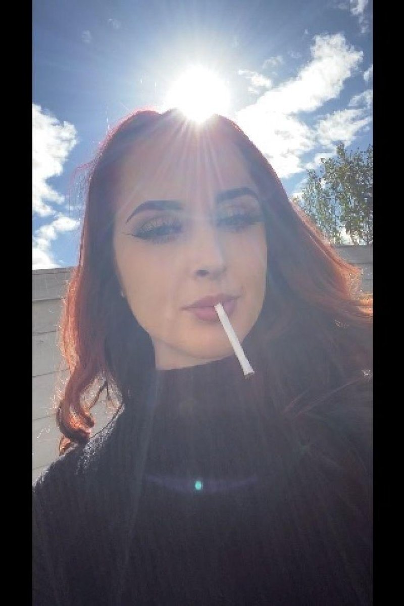Smoke Break - Screenshot 1 of 4 - Babes