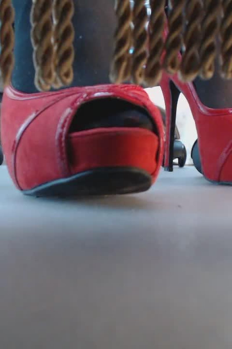 Hiding Under The Stool - Screenshot 1 of 4 - Femdom