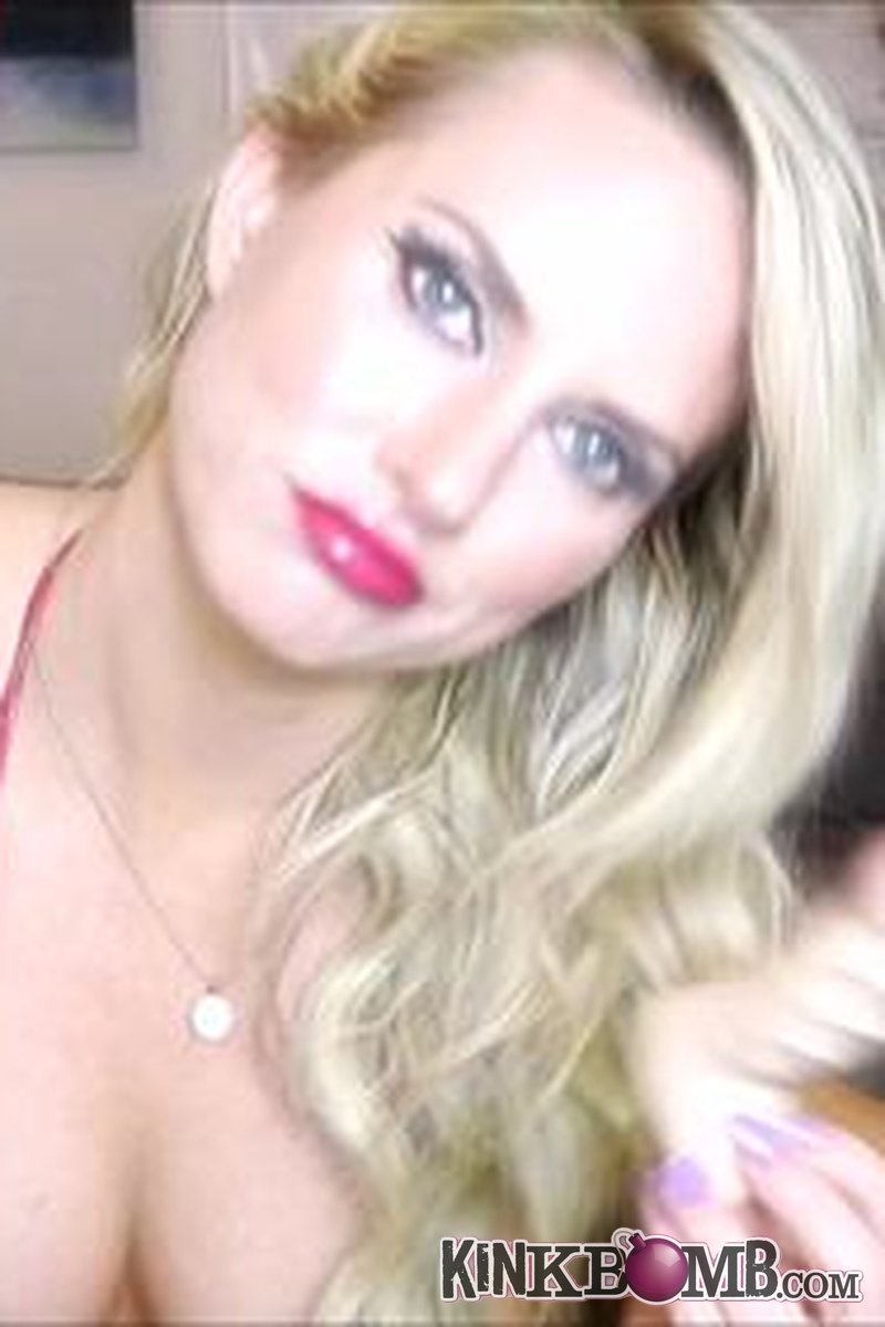 Roxana Rae: Useless Dick - Screenshot 1 of 4 - Blond Hair