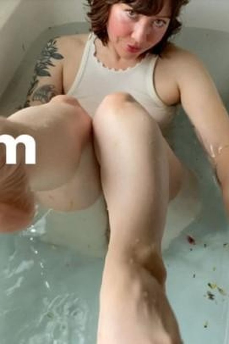 Bath Babe Orgasm - Screenshot 1 of 4 - Bathroom