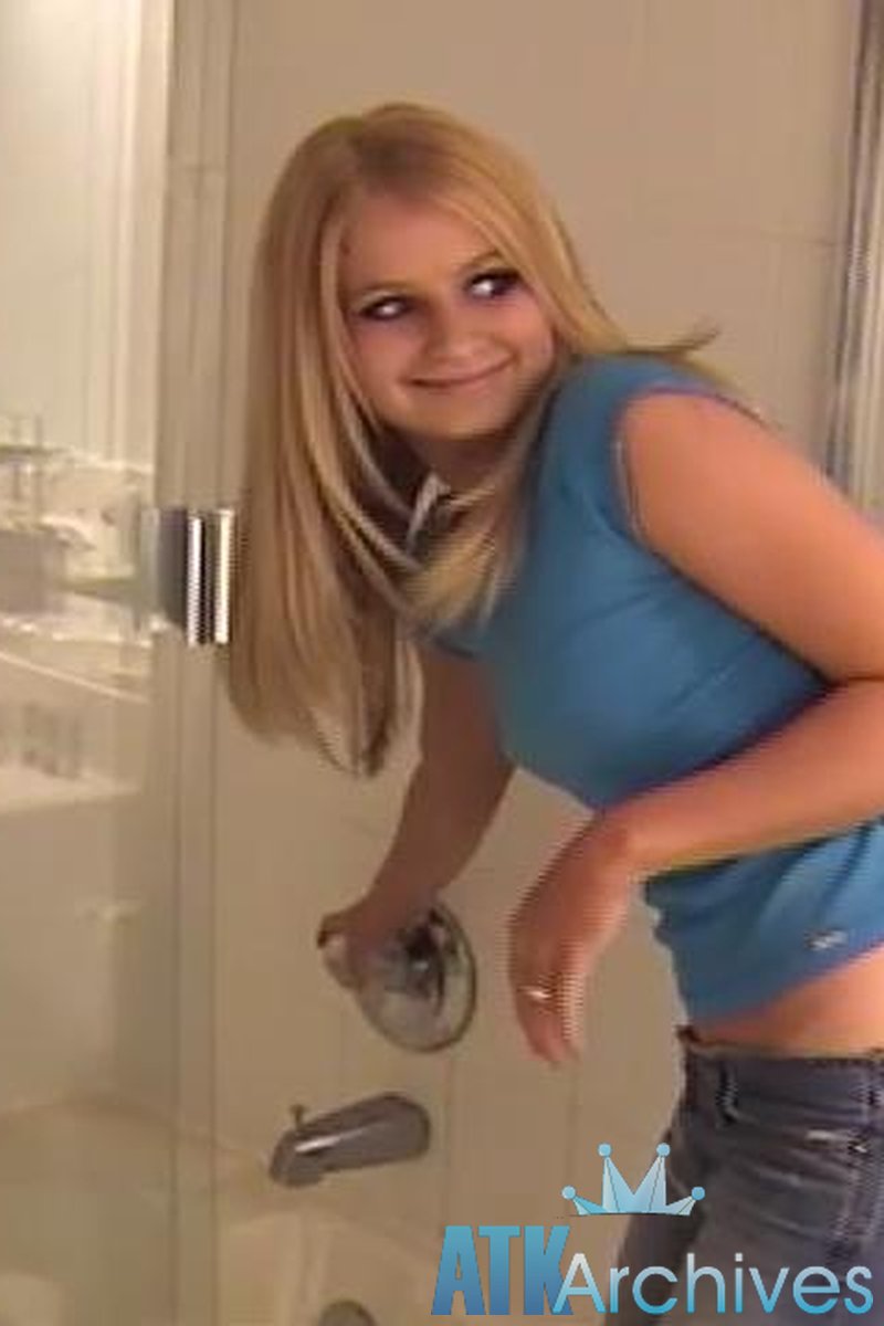 Nikki - Bathing - Screenshot 1 of 4 - Nikki Nik030