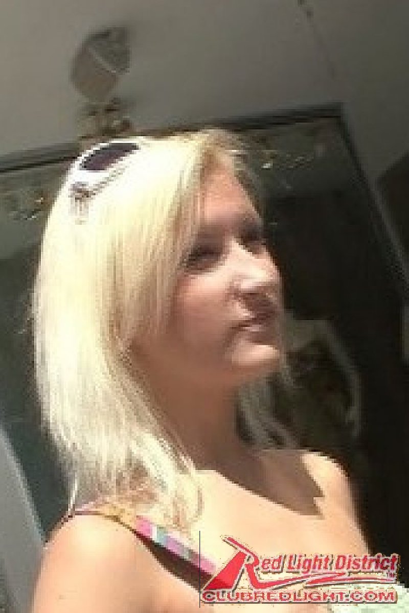 Claire Bandit Loves Fucking Random Men - Screenshot 1 of 4 - Blond Hair