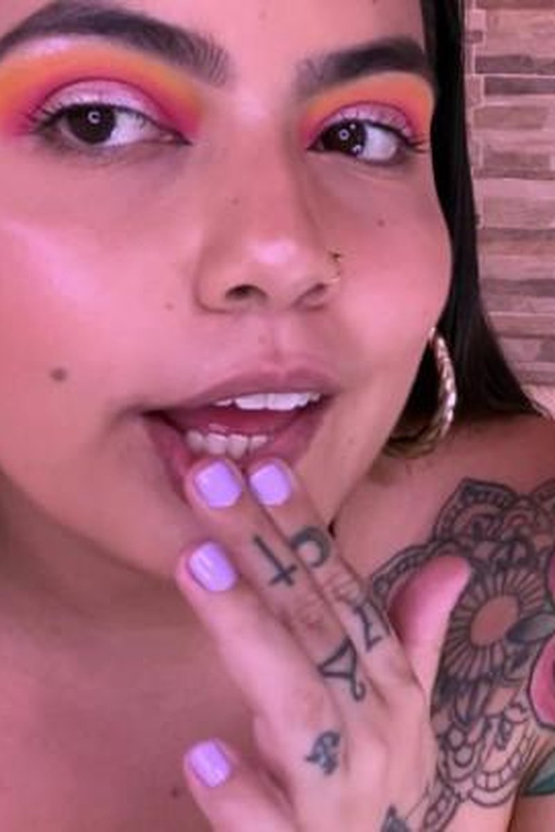 Hellooo - Screenshot 1 of 4 - Latin Woman