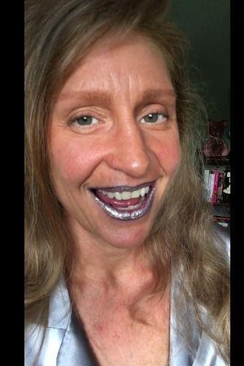 Silky Silver Lips - Screenshot 1 of 4 - Mouth Fetish