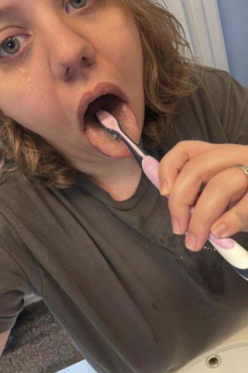 Deep Brush - Gagging - Screenshot 1 of 4 - Deepthroat