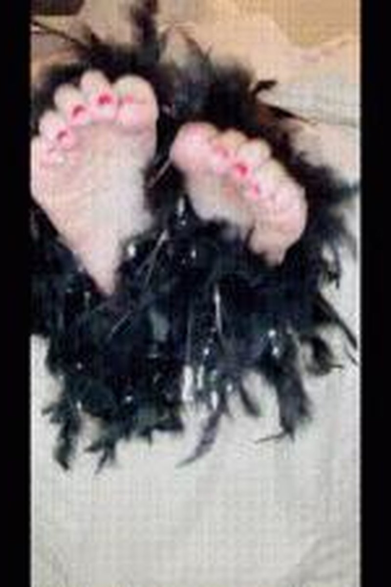 Feather Boa - Screenshot 1 of 4 - Foot Fetish