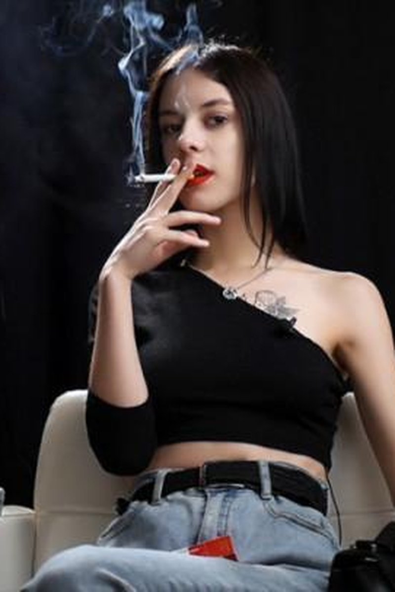 Slim Chick Is Smoking One Red - Screenshot 1 of 4 - Amateur
