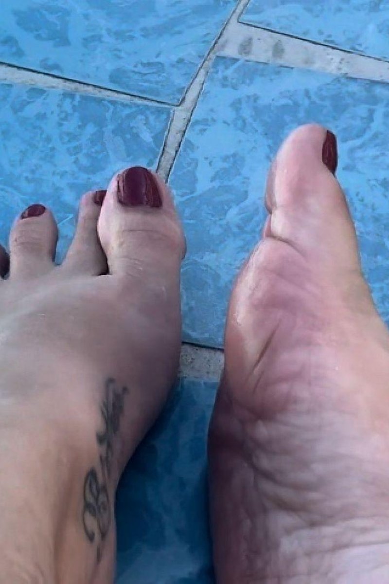 Red Toes Foot Worship - Screenshot 1 of 4 - Bitch
