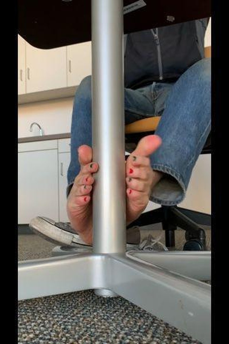 Under The Table - Screenshot 1 of 4 - Foot Fetish