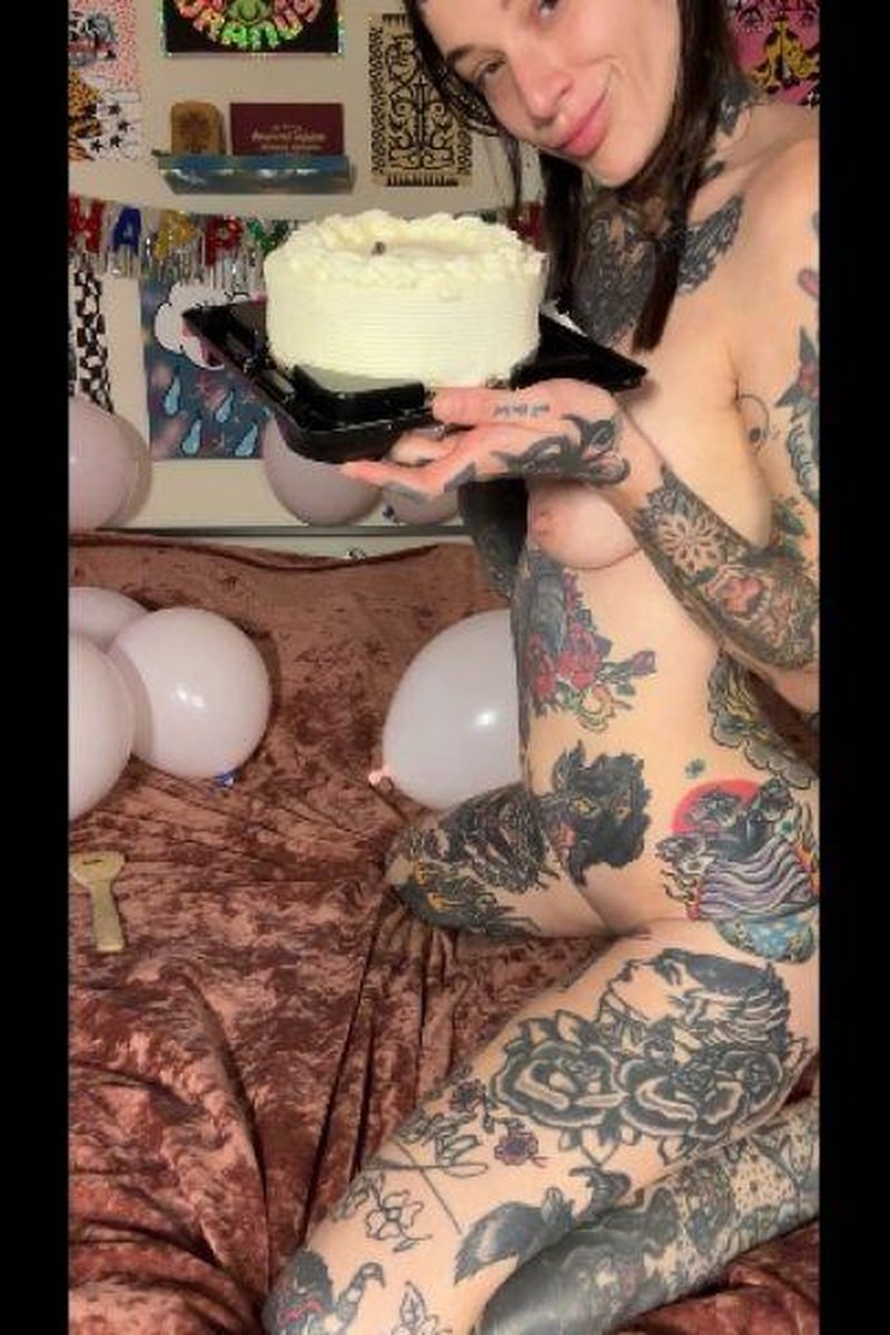Beards Bday Spanks And Cake Sit Custom Vid - Screenshot 1 of 4 - Ass Fetish
