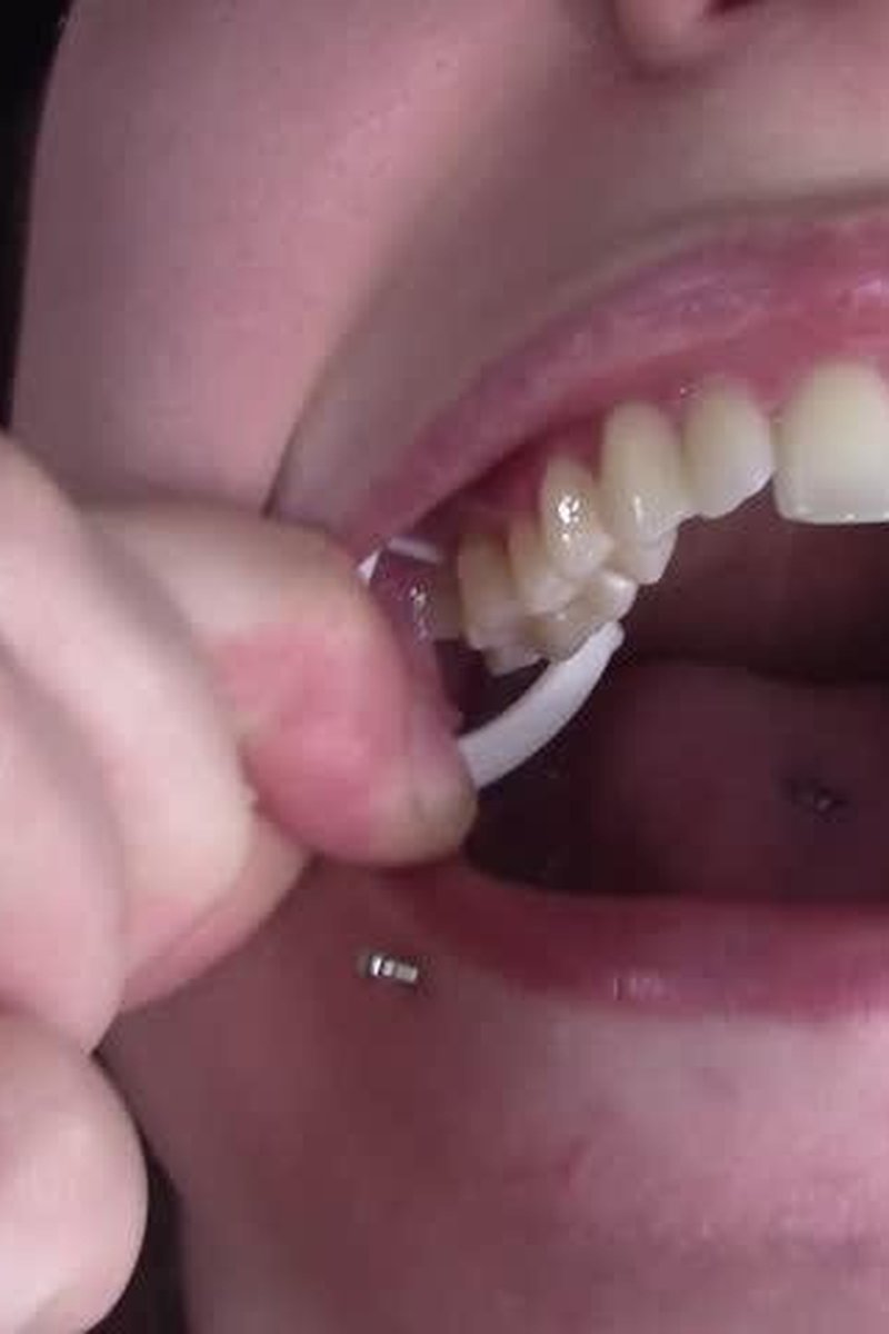 Flossing - Screenshot 1 of 4 - Fetish