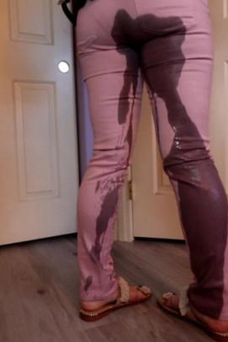 Harlow West vs Straitjacket Epic Pissing Pants - Screenshot 1 of 4 - Desperate Pissing