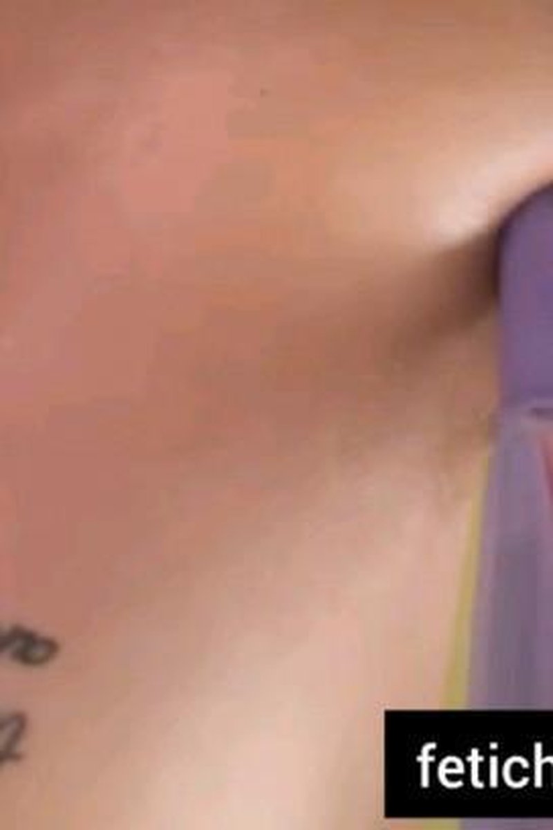Vivian Bellybutton Umbrella Love - Screenshot 1 of 4 - Belly Fetish