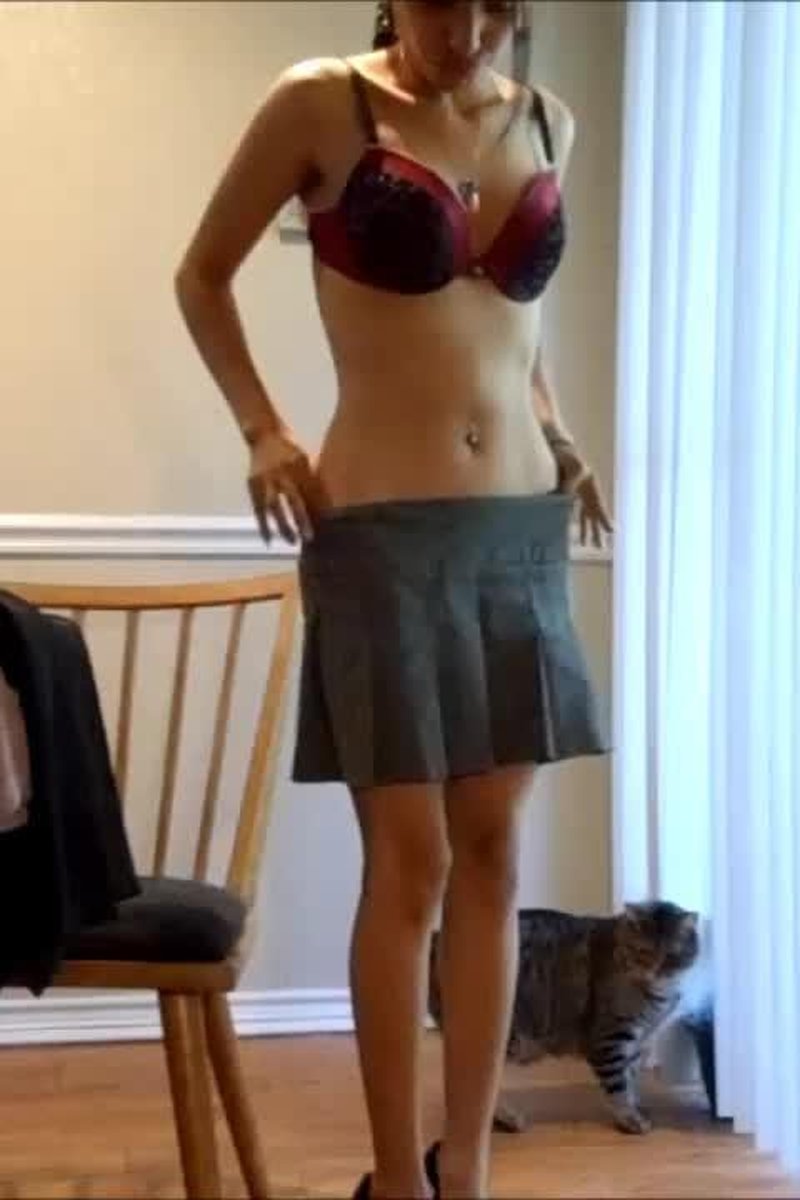 Trying On Clothes - Screenshot 1 of 4 - Erotica