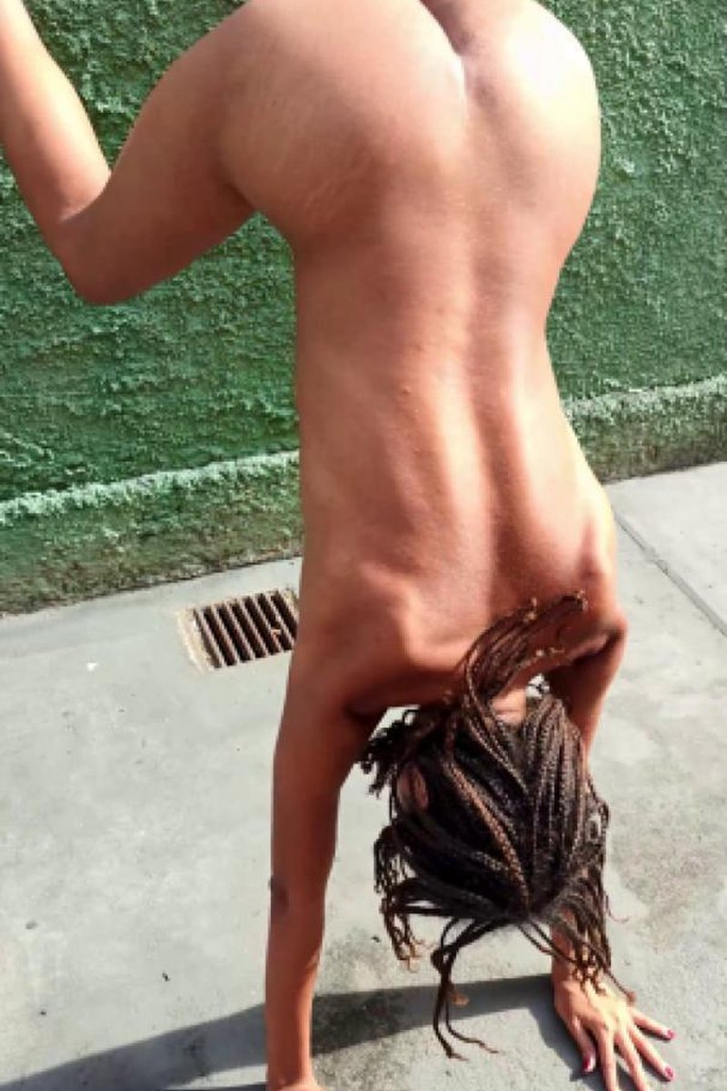 Upside-Down Pee Play - Screenshot 1 of 4 - Golden Shower