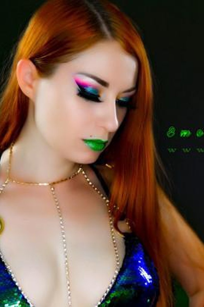 Emerald Smoking Fhd - Screenshot 1 of 4 - Femdom