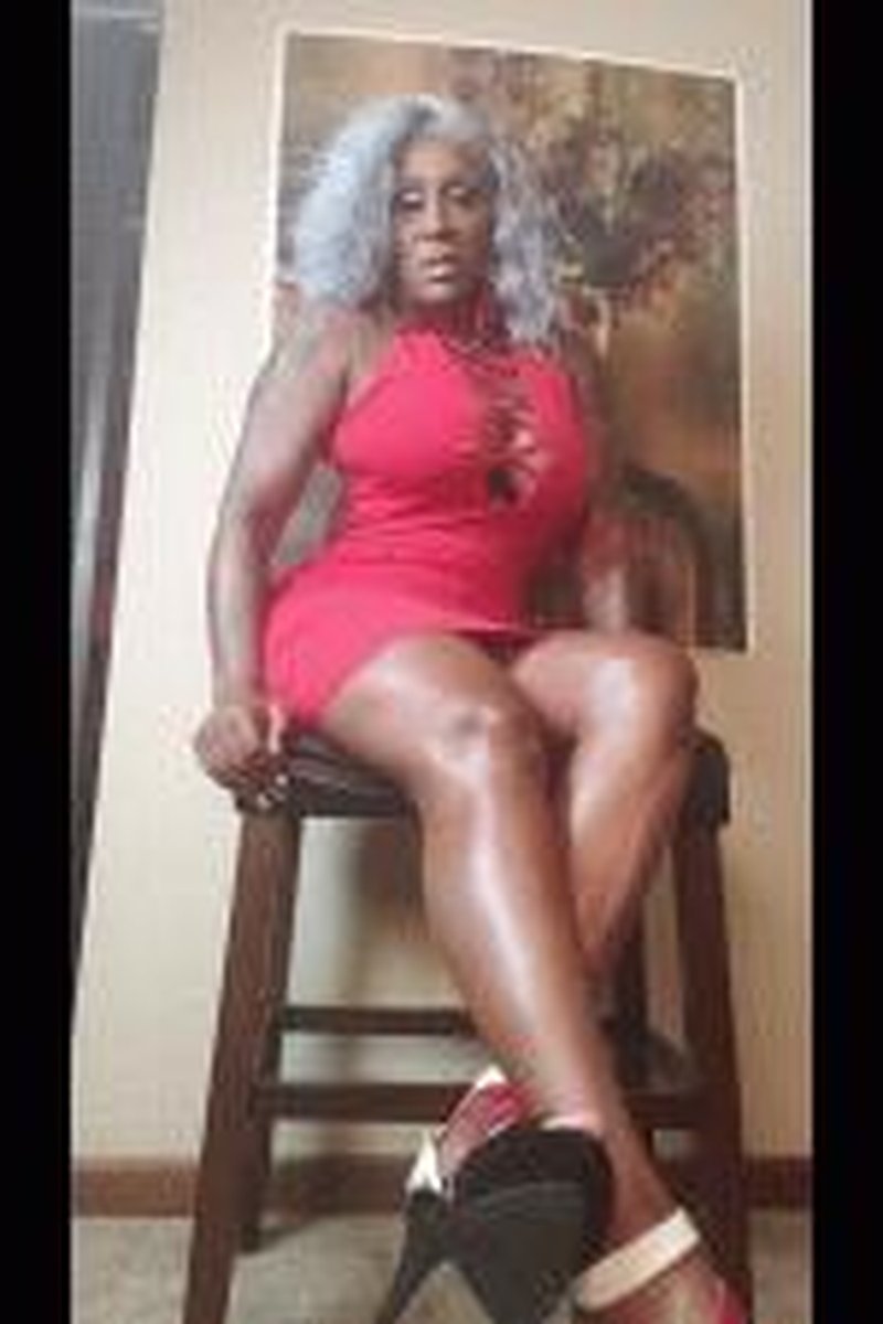 TP-iwantclipsebonygoddessrahjahfetishfemaledomination-serving-a-ebony-domme
