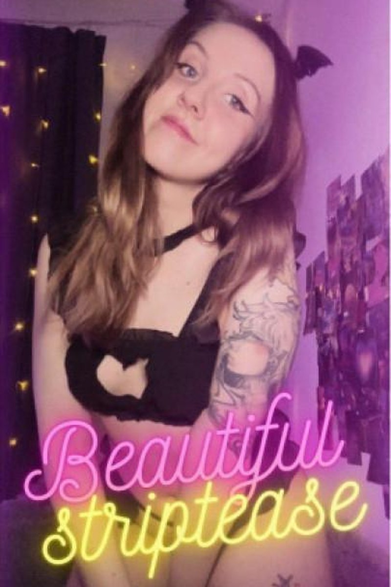 Beautiful Striptease - Screenshot 1 of 4 - Ass Fetish