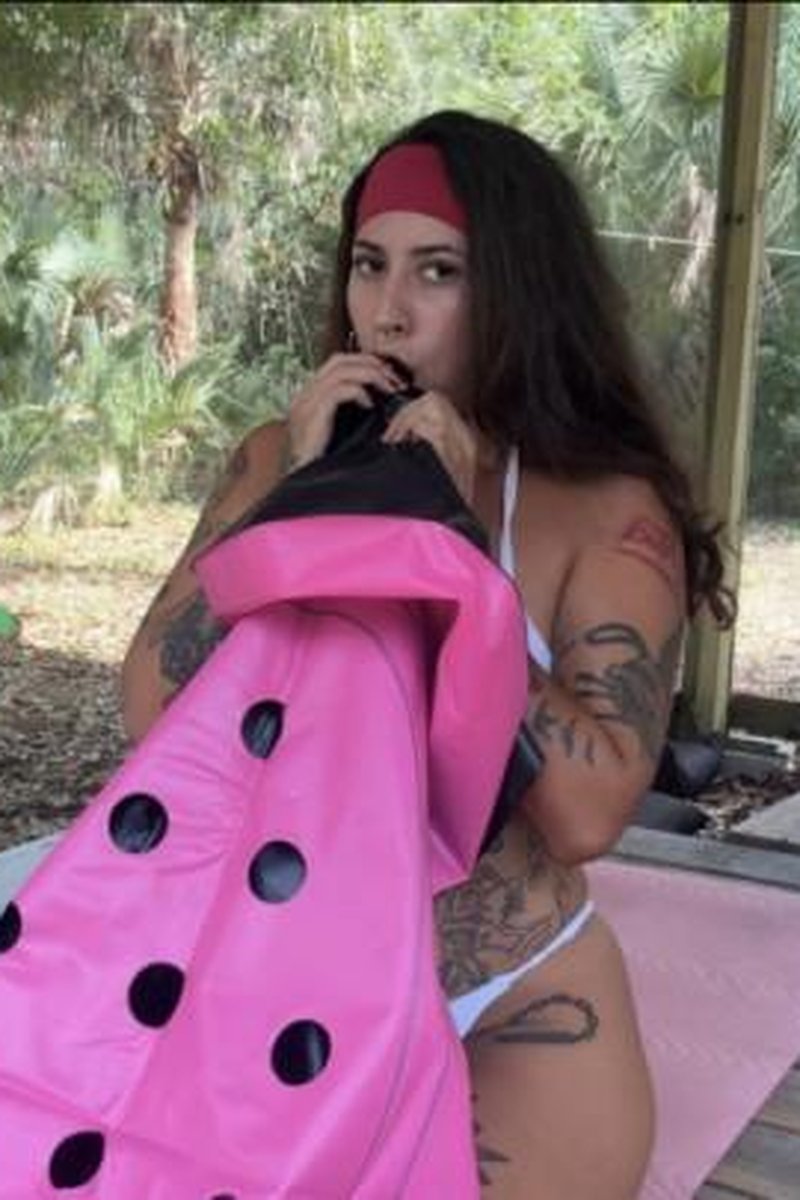Inflating Pink Float - Screenshot 1 of 4 - Holes
