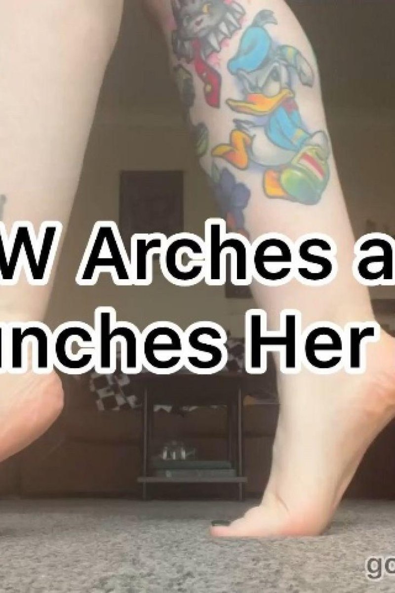 BBW Arches And Scrunches Her Feet - Screenshot 1 of 4 - BBW