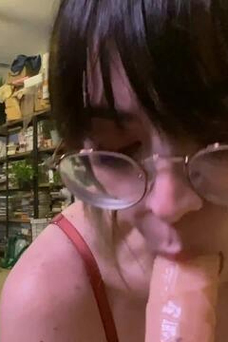 Clothing Try On With Blow Job - Screenshot 1 of 4 - Blowjob