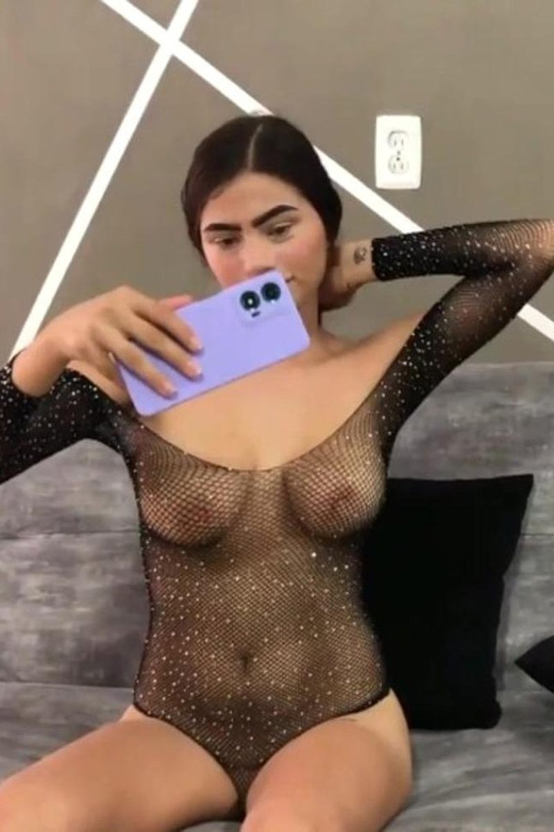 Mi Hermanastra En Lenceria Sexy Deja La Puerta Abierta Cuando Estamos Solos Para Que La Folle - Screenshot 1 of 4 - Amateur