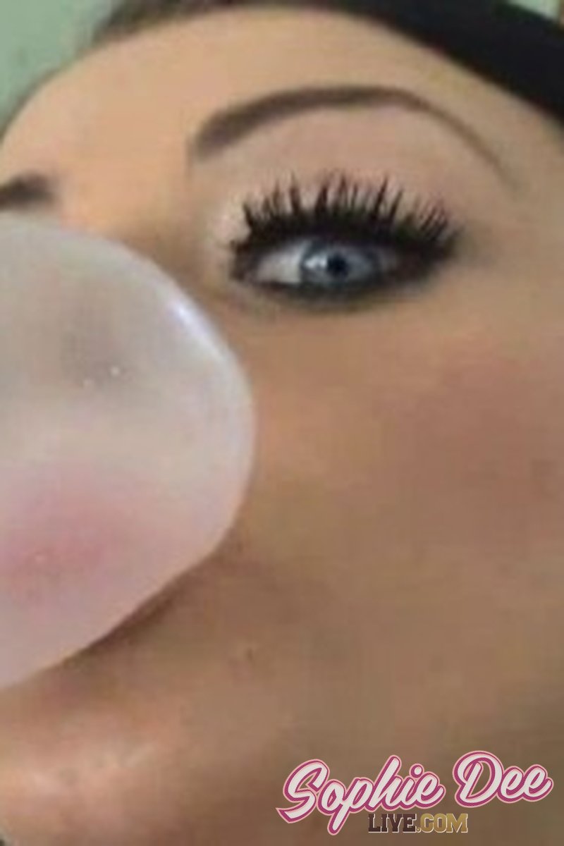 Blowing Bubble Gum - Screenshot 1 of 4