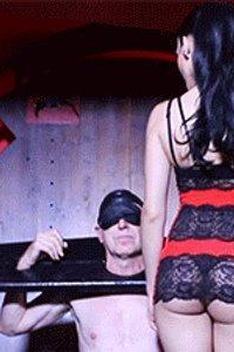 Blindfolded Face Slapping HD - Screenshot 1 of 4 - Arrogant Mistress