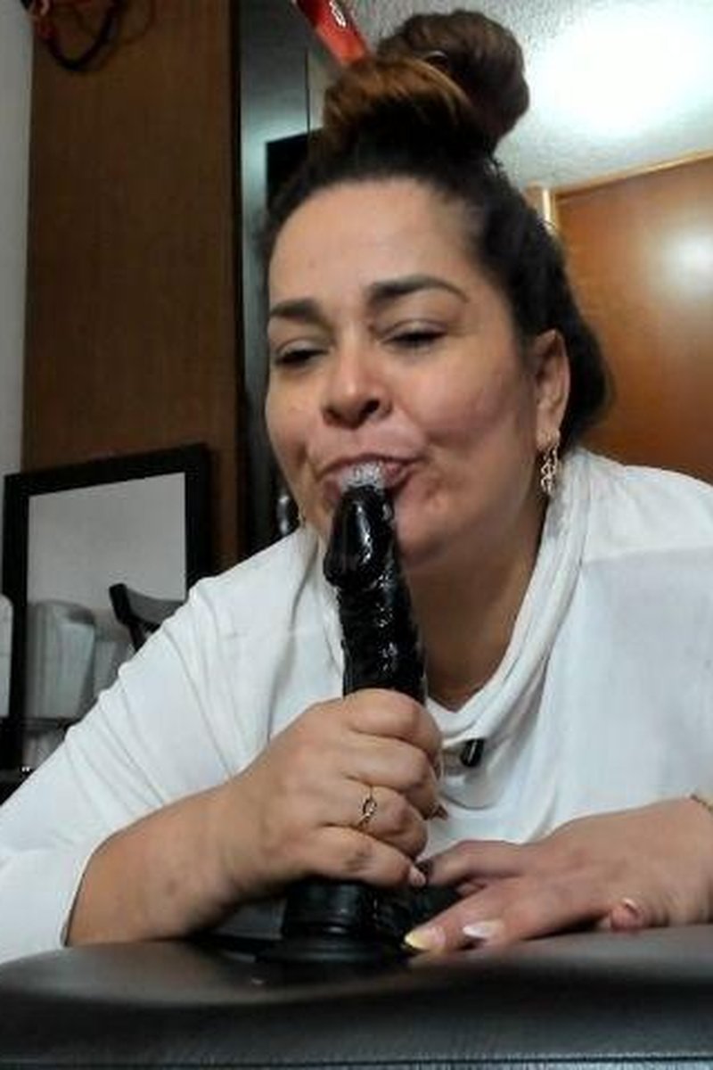Dildo Suck - Screenshot 1 of 4 - BBW