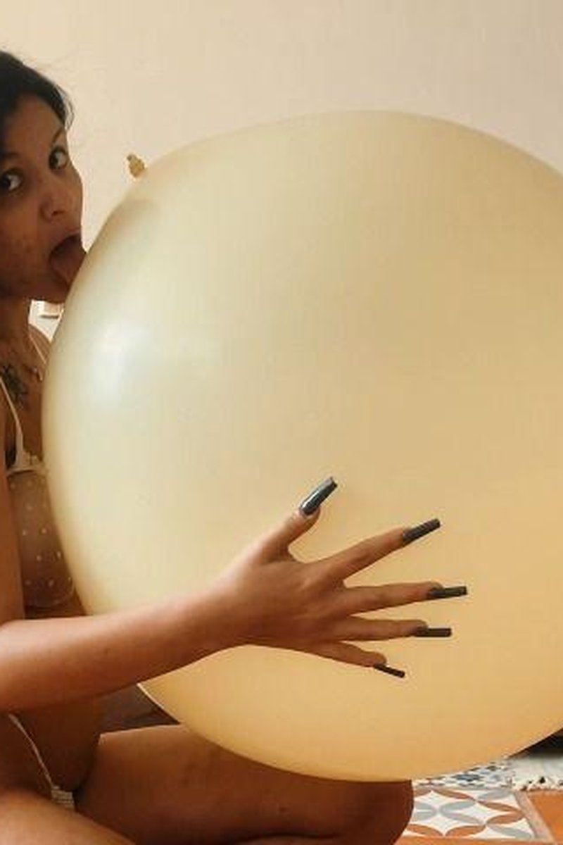 Big Balloon Making Out - Screenshot 1 of 4 - Kissing