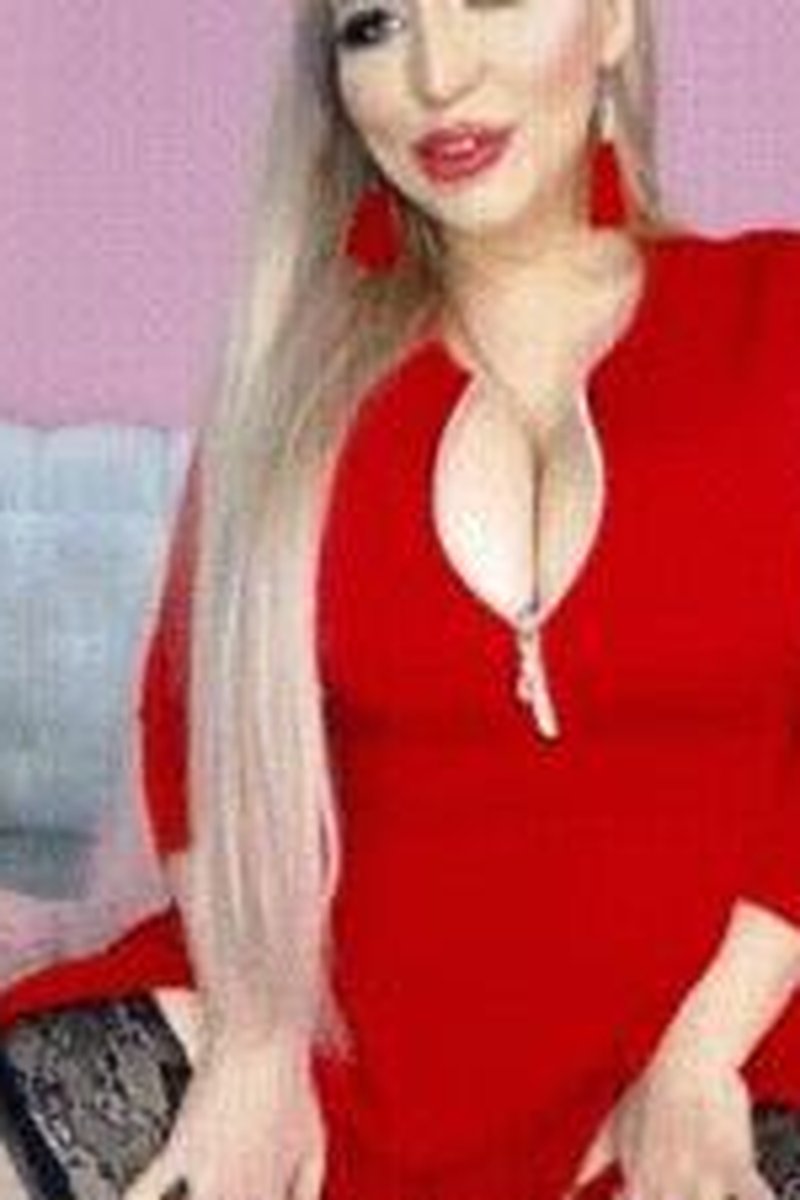 Cleavage Teasage - Screenshot 1 of 4 - Big Tits