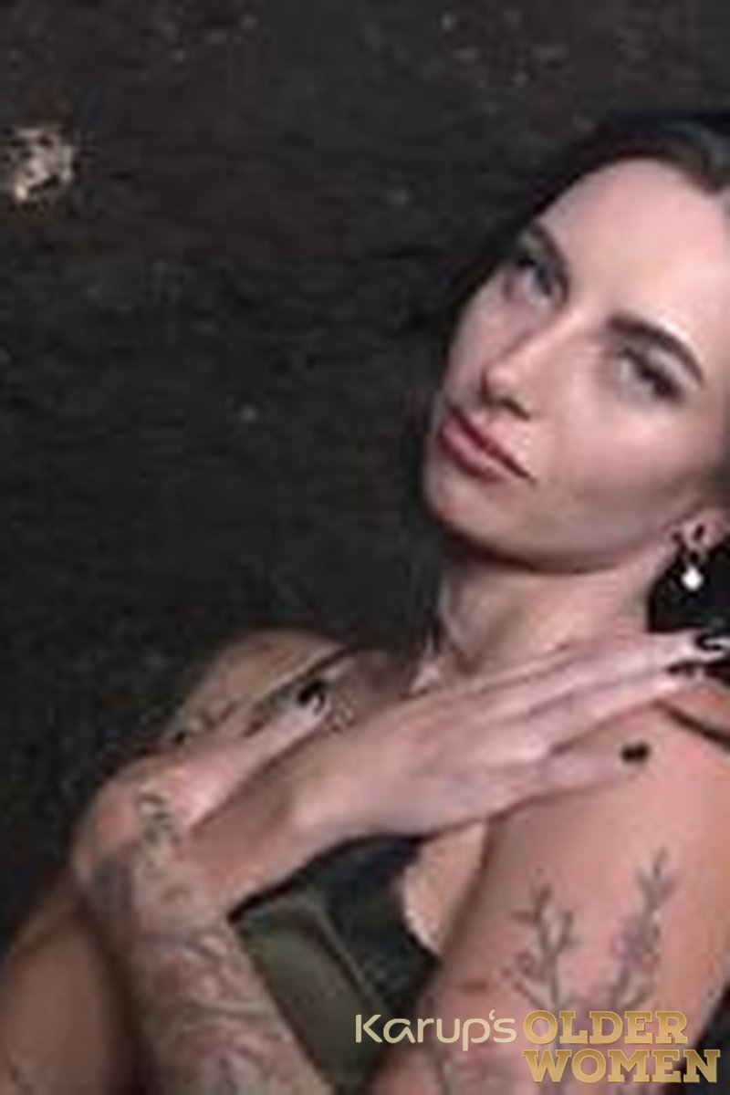 Dildo Deep - Screenshot 1 of 4 - Salina Shein