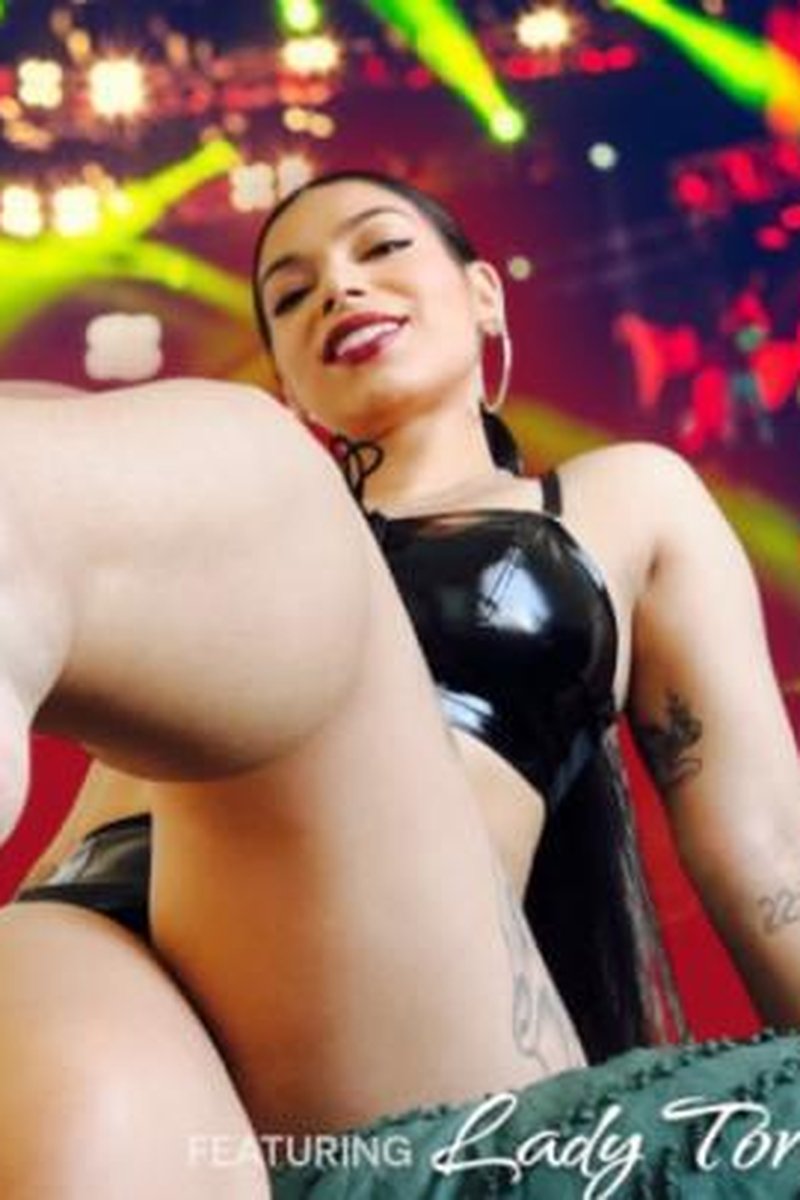 Teasing Pumps Dangle - Screenshot 1 of 4 - Foot Fetish
