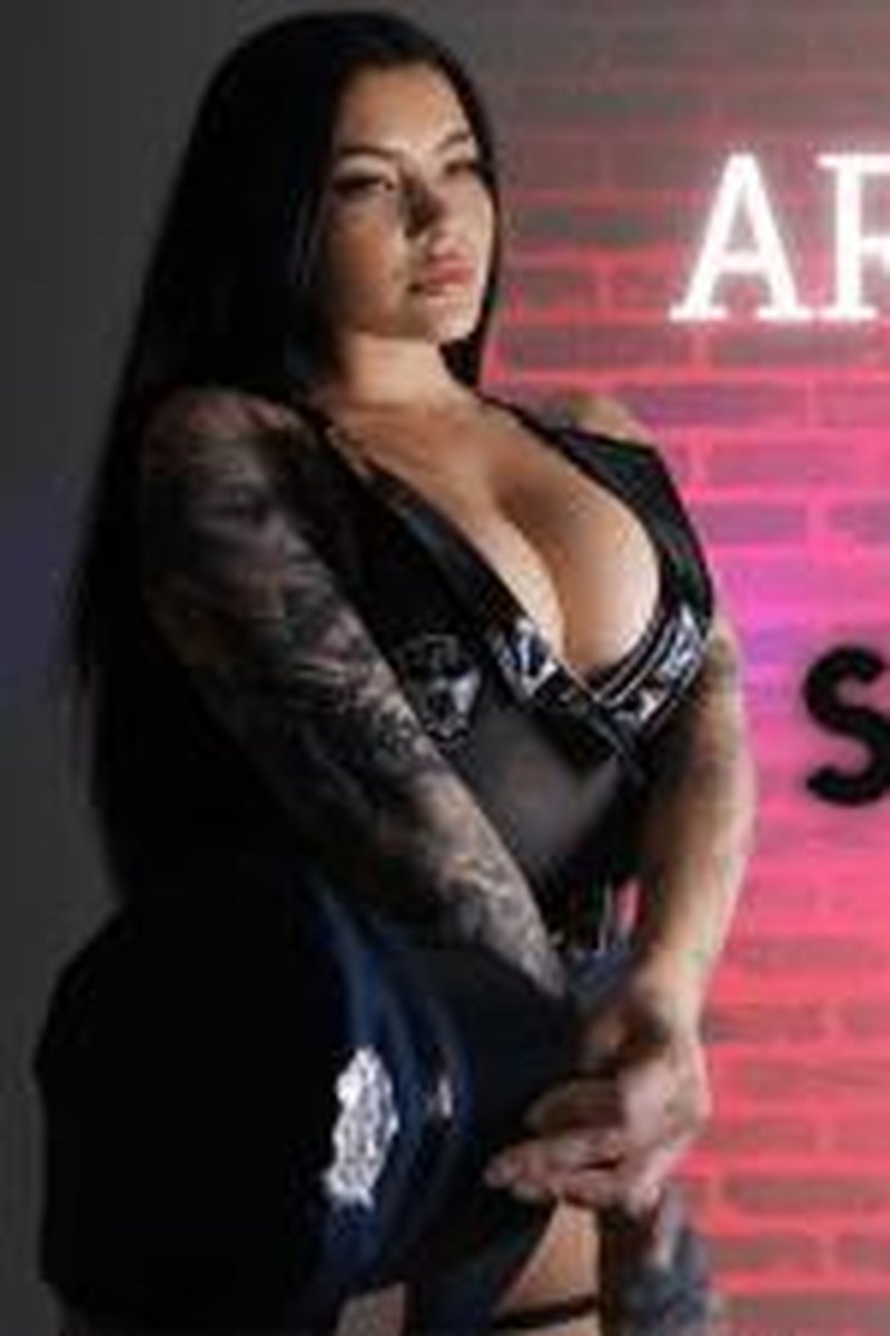 Police Seductive Interrogation - Screenshot 1 of 4 - Humiliation