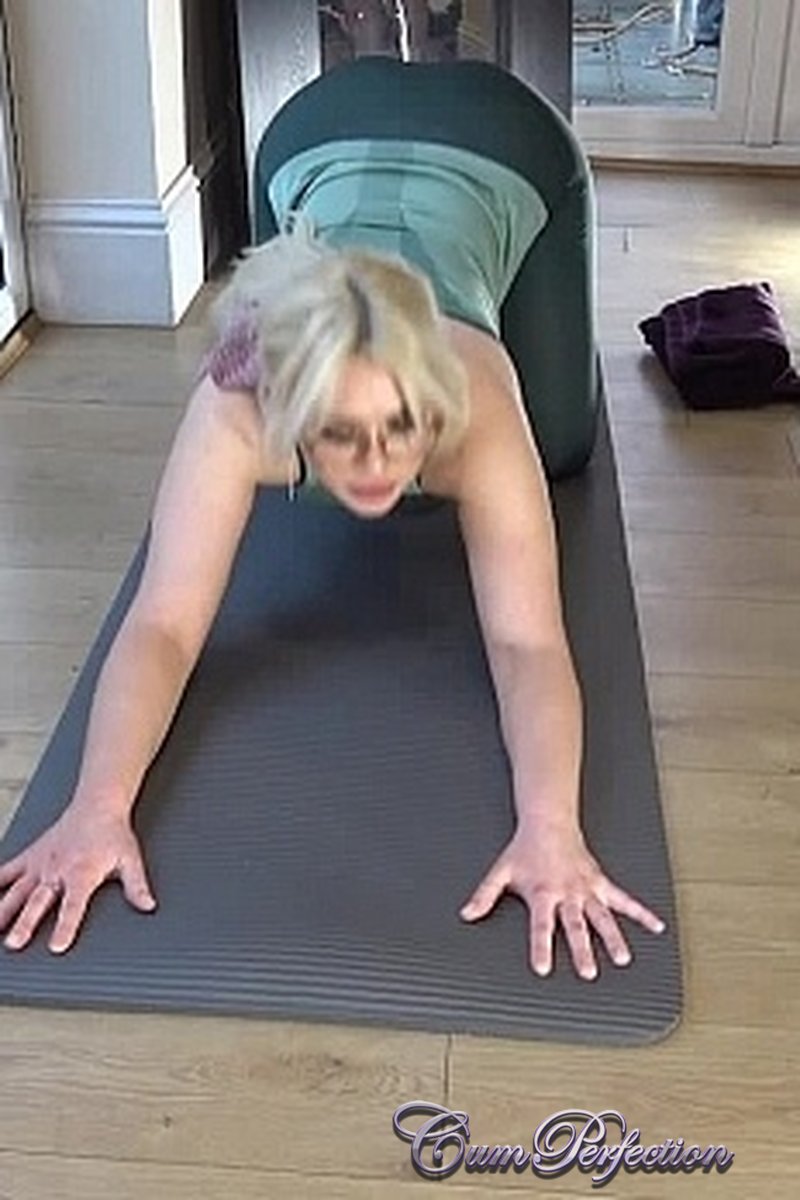 Sorting His Stiffness - Screenshot 1 of 4 - Blowjob