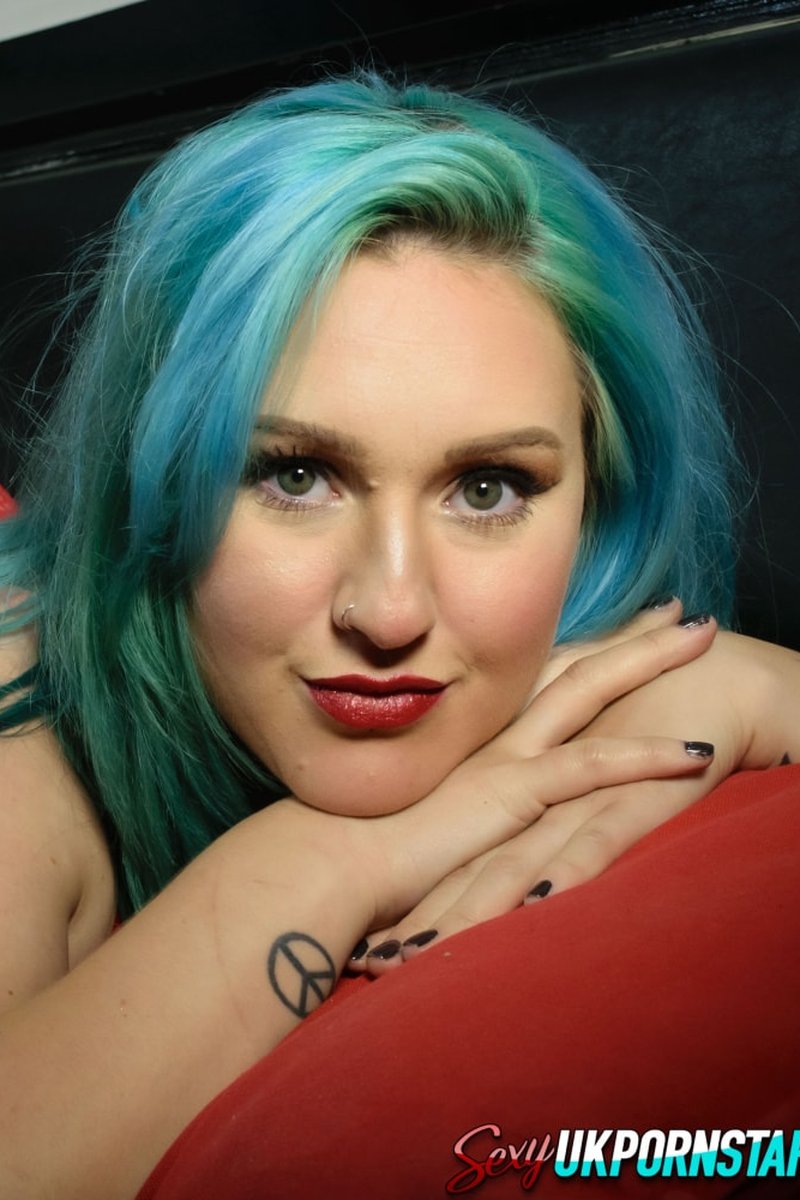 Sexy New Model Ruby Fall Shows Off Her Sexy Ass - Screenshot 1 of 4 - Alt