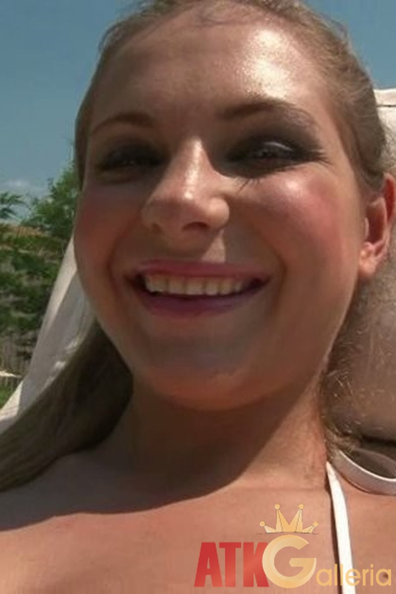 Amy - Action - Screenshot 1 of 4 - Blond Hair