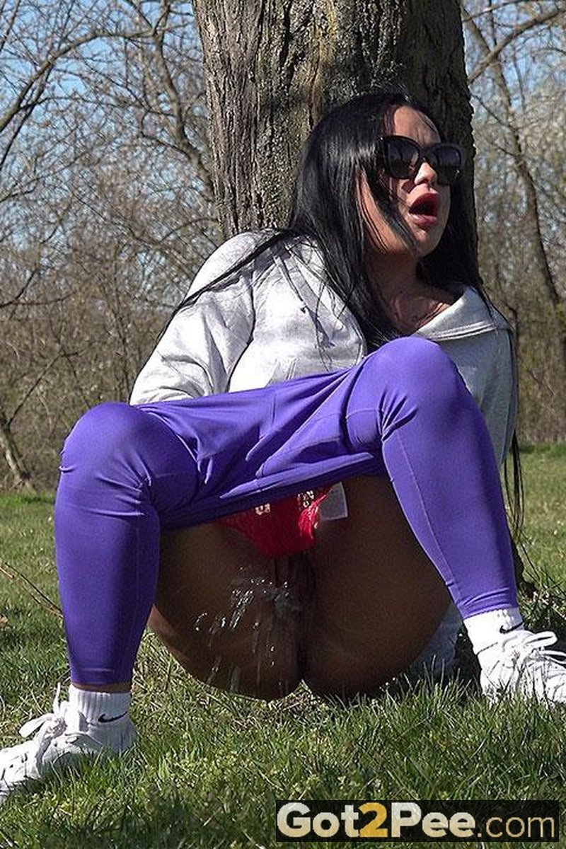 Messy Dafne - Screenshot 1 of 4 - Golden Shower