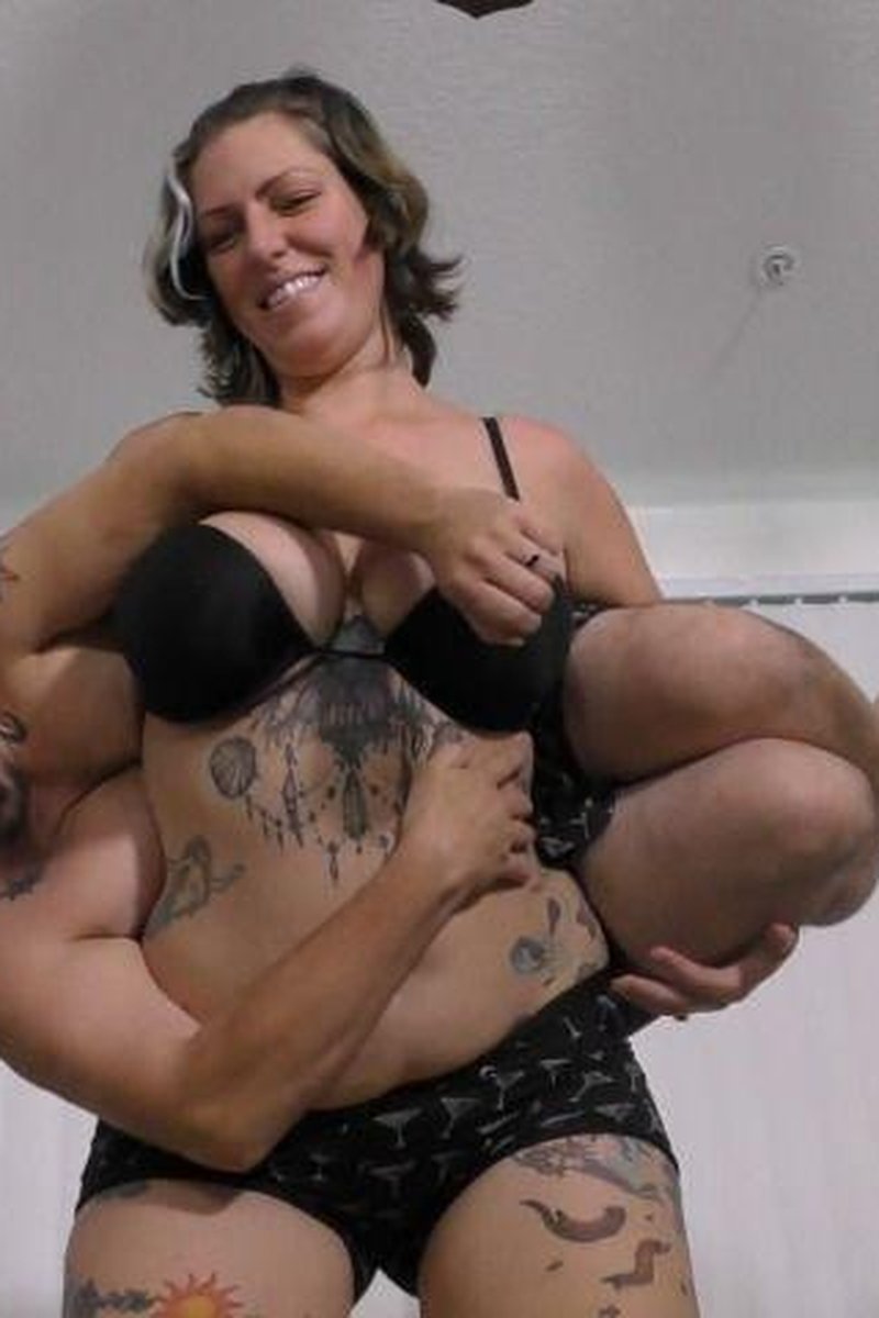 Date Night Lifting - Screenshot 1 of 4 - Kissing
