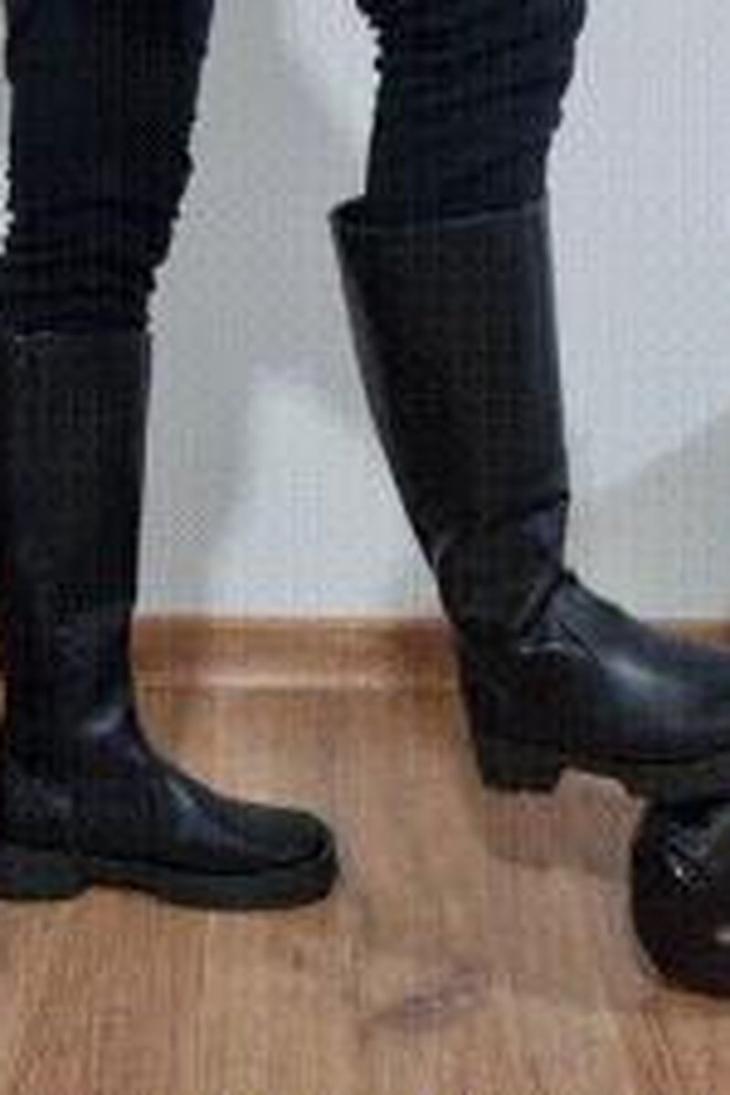 Ballbusting's Roulette - Screenshot 1 of 4 - Boots