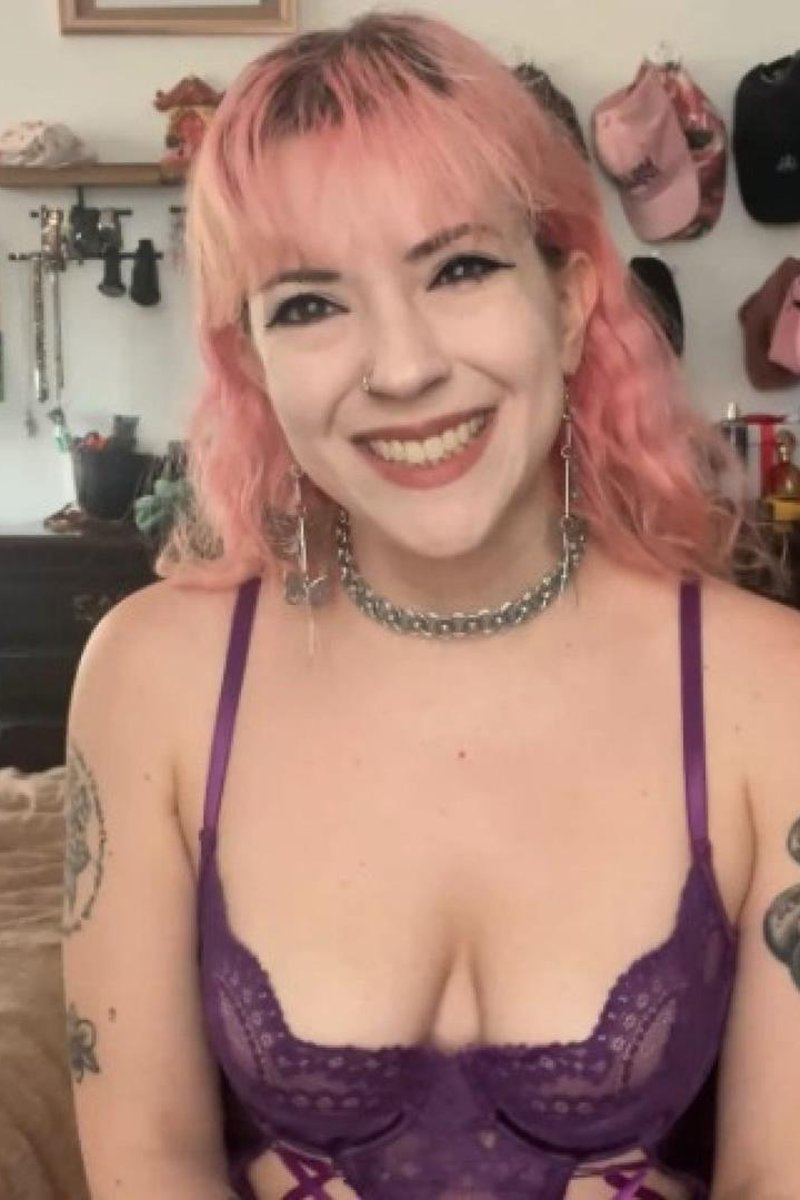 A Session With Your Feeder - Screenshot 1 of 4 - Clothed Sex
