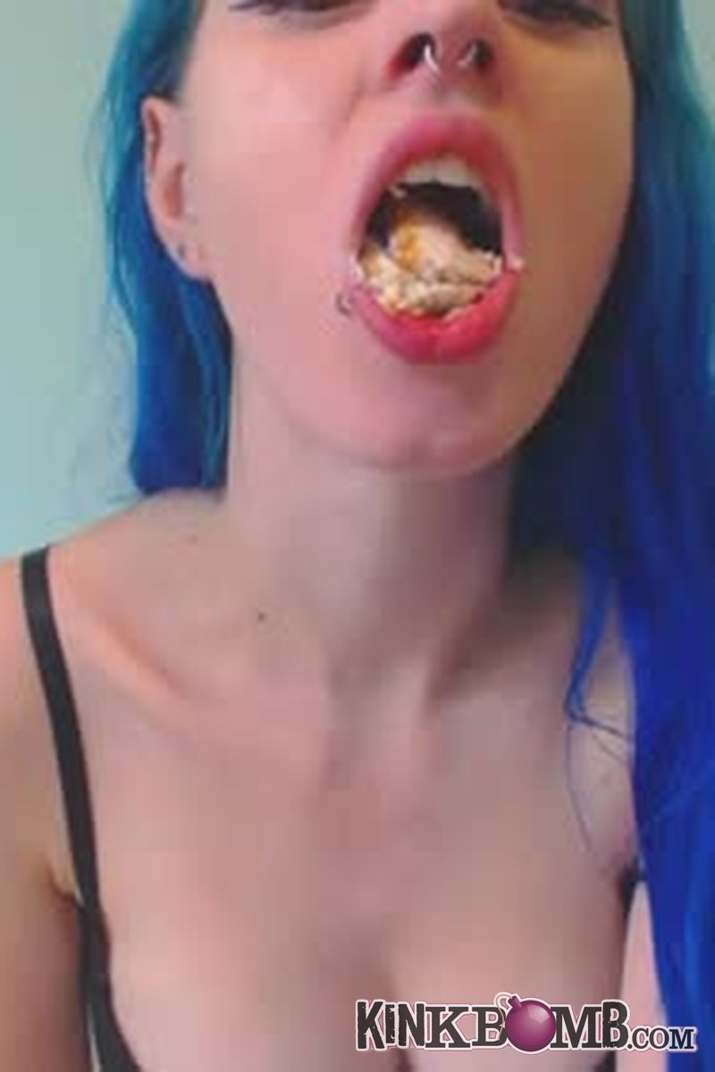 Viola Winter: Delicious Ham Mayo Sandwich Chewed Up - Screenshot 1 of 4 - Fetish
